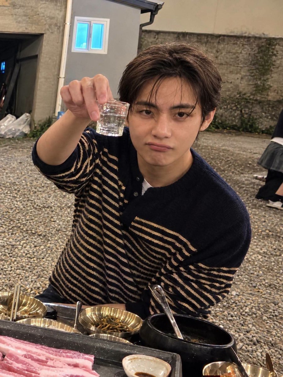 __BTS_V95's tweet photo. The drink is lucky to be in his hands.👀🫰 https://t.co/34fkn1Wujc