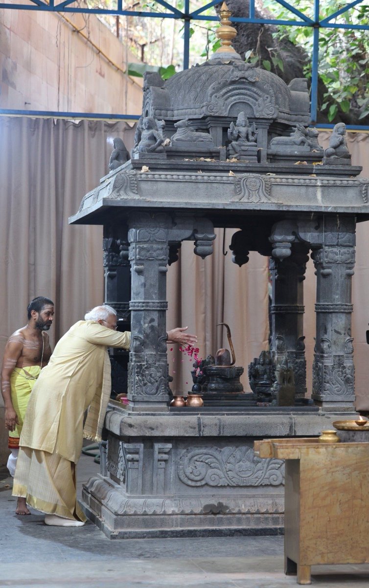 VijayanandaBjp's tweet photo. लोकसेवा के 25 वर्ष पूर्ण होने के अवसर पर प्रधानमंत्री @narendramodi ने दिल्ली के सरोजनी नगर स्थित विनायक मंदिर में भगवान श्री गणेश की पूजा-अर्चना कर राष्ट्र की निरंतर प्रगति, सुख-समृद्धि और उज्ज्वल भविष्य के लिए प्रार्थना की

#25YearsOfSeva @narendramodi https://t.co/VKSlxhFJTo