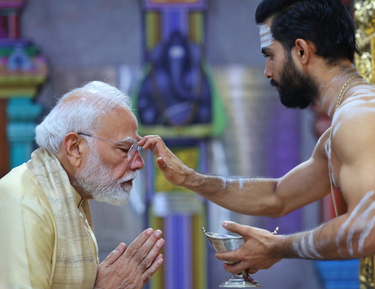 VijayanandaBjp's tweet photo. लोकसेवा के 25 वर्ष पूर्ण होने के अवसर पर प्रधानमंत्री @narendramodi ने दिल्ली के सरोजनी नगर स्थित विनायक मंदिर में भगवान श्री गणेश की पूजा-अर्चना कर राष्ट्र की निरंतर प्रगति, सुख-समृद्धि और उज्ज्वल भविष्य के लिए प्रार्थना की

#25YearsOfSeva @narendramodi https://t.co/VKSlxhFJTo