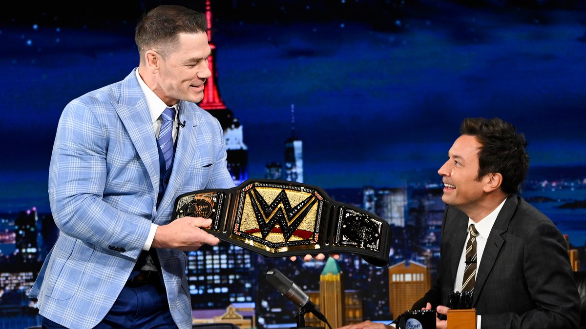 . @JohnCena gifts Jimmy a personalized @WWE belt! #FallonTonight pic.twitter.com/3a1sPhm8F4