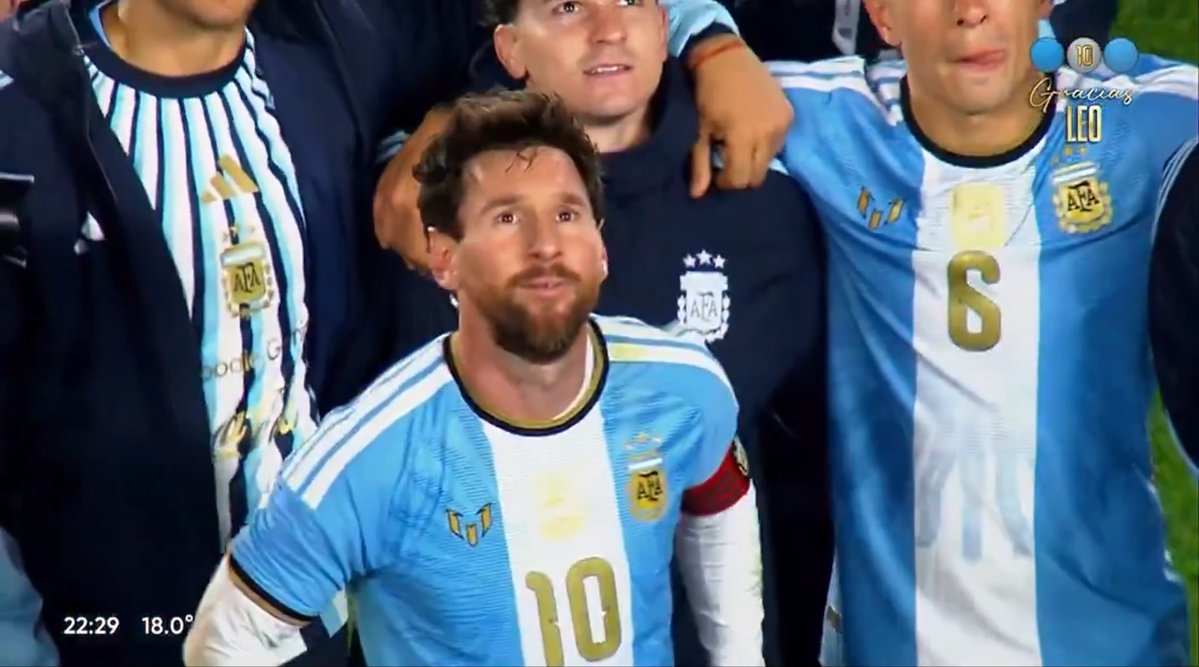 camisa8BRASIL's tweet photo. 🇦🇷メッシさんの引退試合
満員のスタジアム、試合後のセレモニー、心地よいBGM

“あっドローンだ！きっと感動的なメッセージとかが出るに違いない”

→結果🥹 https://t.co/miyo6URVv3