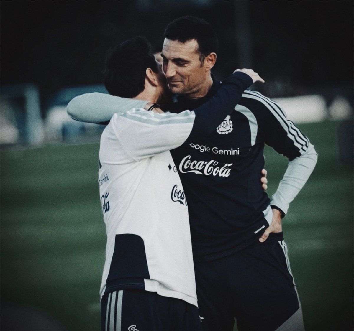 AlbicelesteTalk's tweet photo. 🚨 Lionel Scaloni: For me, and I don’t think I’m wrong, there will never be anything like Leo Messi again on a football pitch.

"His teammates look at him the same way everyone else does. As great as they are as players, he remains incomparable even to them.

"At no point in my life did I ever imagine that I would become the coach of the greatest footballer in history. He deserves everything. He has been the best throughout a 20-year career, and he still is.

"Of course, we will keep going because, as I always say, you have to keep going. The Argentina National Team will continue, but he is an irreplaceable, one-of-a-kind footballer.

"Before, even if you were having a bad game, you had a player who could suddenly unlock it with one moment of genius. Now we won’t have that.

"The only way to compensate for his absence is with a team, a great team where everyone contributes their part."