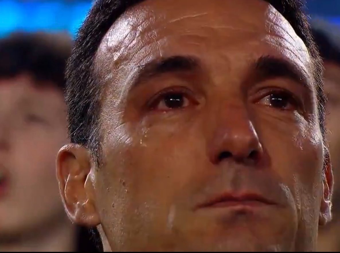 AlbicelesteTalk's tweet photo. 🚨 Lionel Scaloni: For me, and I don’t think I’m wrong, there will never be anything like Leo Messi again on a football pitch.

"His teammates look at him the same way everyone else does. As great as they are as players, he remains incomparable even to them.

"At no point in my life did I ever imagine that I would become the coach of the greatest footballer in history. He deserves everything. He has been the best throughout a 20-year career, and he still is.

"Of course, we will keep going because, as I always say, you have to keep going. The Argentina National Team will continue, but he is an irreplaceable, one-of-a-kind footballer.

"Before, even if you were having a bad game, you had a player who could suddenly unlock it with one moment of genius. Now we won’t have that.

"The only way to compensate for his absence is with a team, a great team where everyone contributes their part."