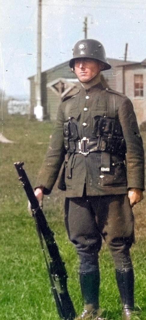 gallovvglass's tweet photo. Irish Free State soldier wearing a Vickers-made 'Stahlhelm', 1930s. https://t.co/VunUdwdJGm
