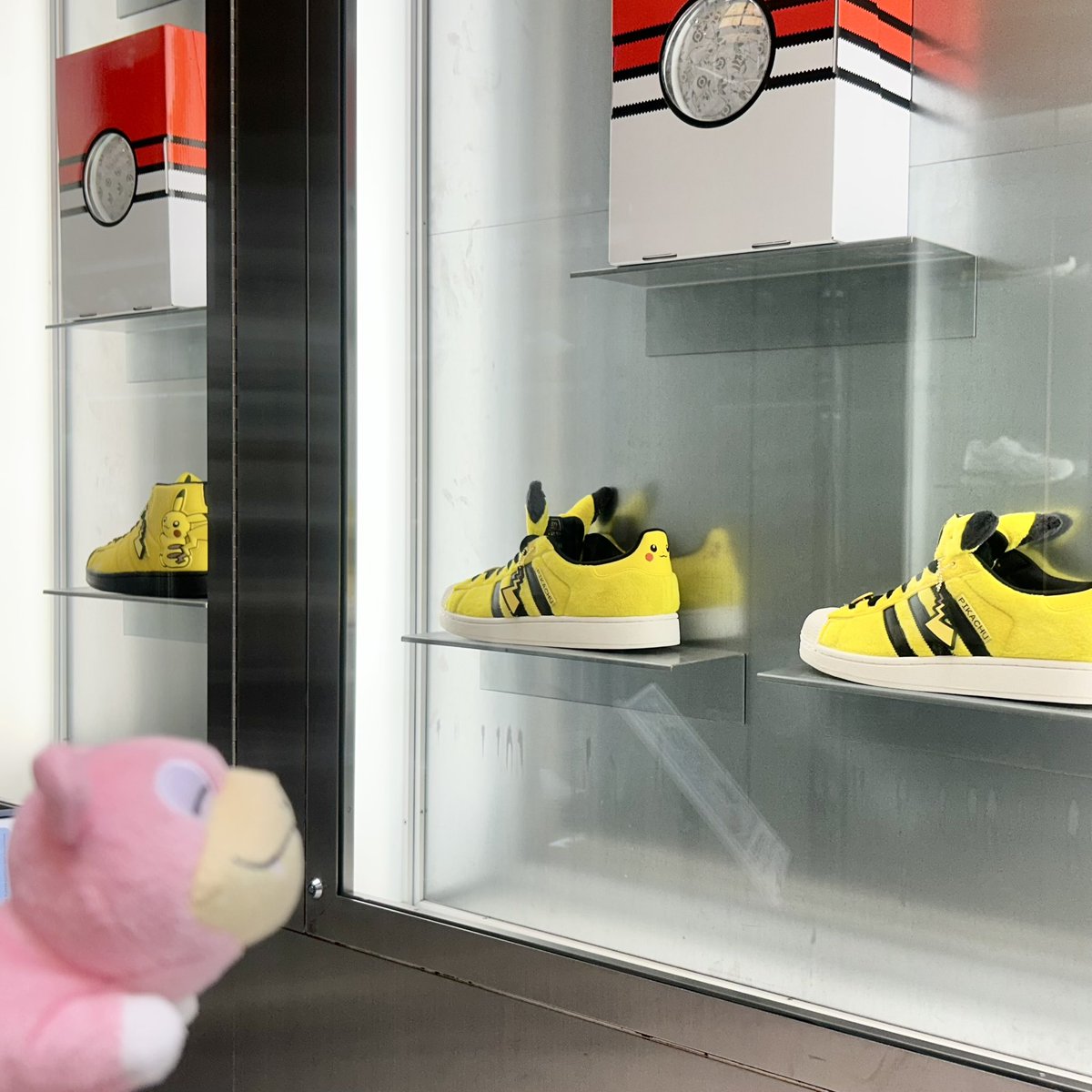 magicalhappy's tweet photo. 🌈 #ピカチュウスニーカー 
見つけたやぁん😆⚡️
きのうの #表参道 #adidas
#ヤドン #slowpoke https://t.co/yTAcC1HdzL