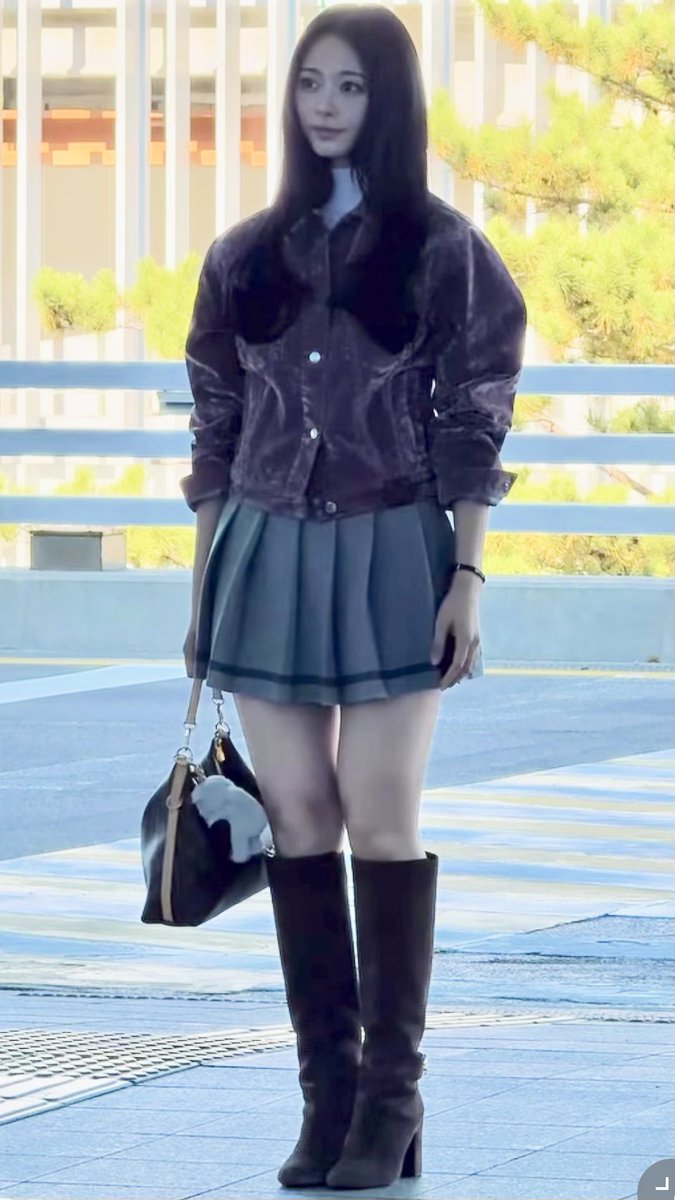 thinkabouTZUmx's tweet photo. TZUYU wearing a full LOUIS VUITTON outfit 🔥👀 @LouisVuitton https://t.co/cxVaJJcW9y