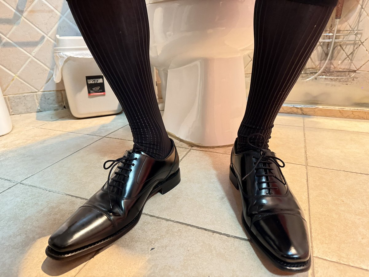 RidingbootsDady's tweet photo. 征服高大英俊的暗娼们 总是很有成就感 他俩来偷人 霸爸则给他们上一次深刻的性爱教程 https://t.co/OjfDvTTM2X