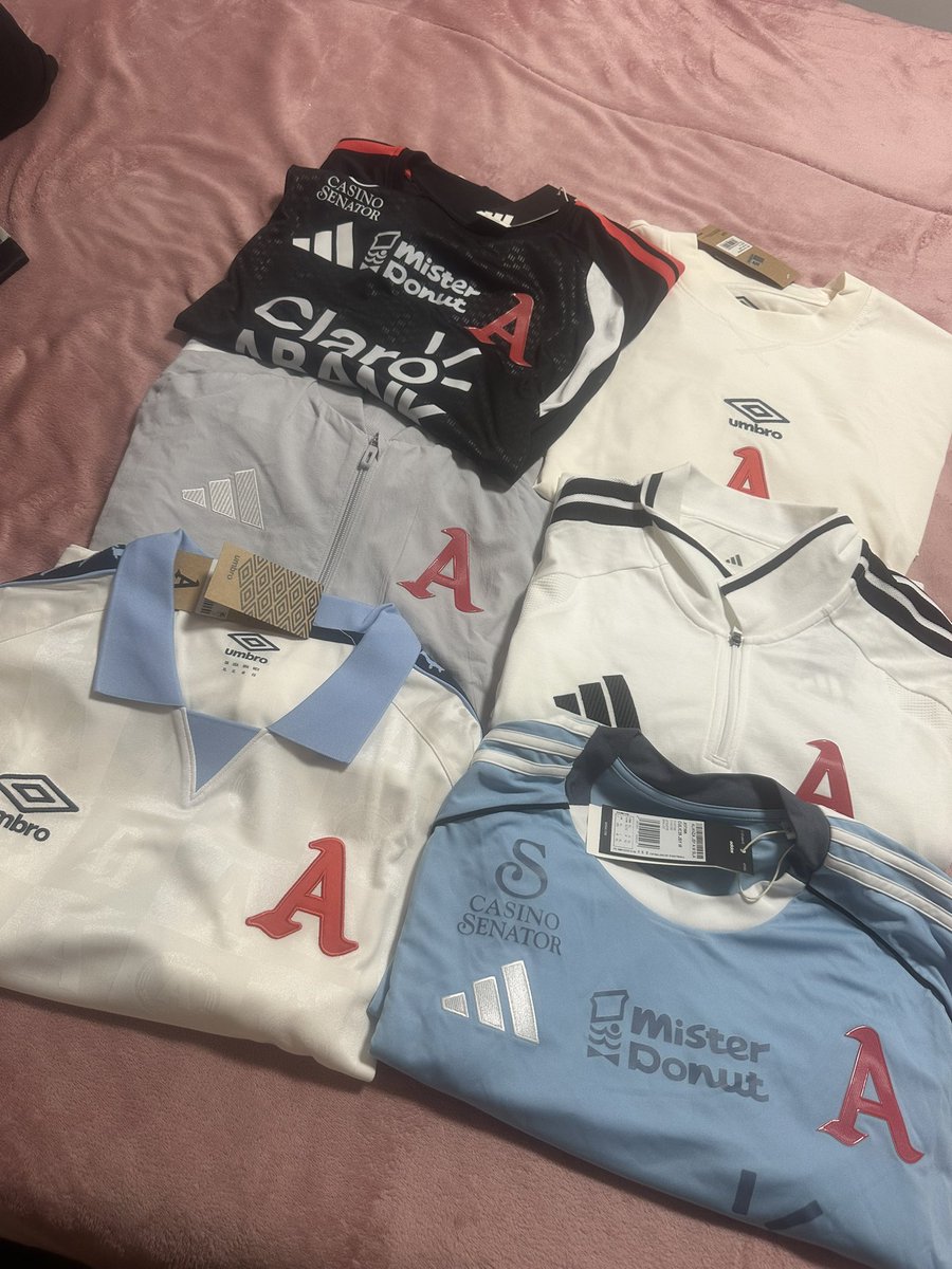 KobyPleytez's tweet photo. @CarmenElenaAFC @AlianzaFC_sv me llegaron ayer! si compro blancas pero no las de juego! https://t.co/NV7sarM7Wn