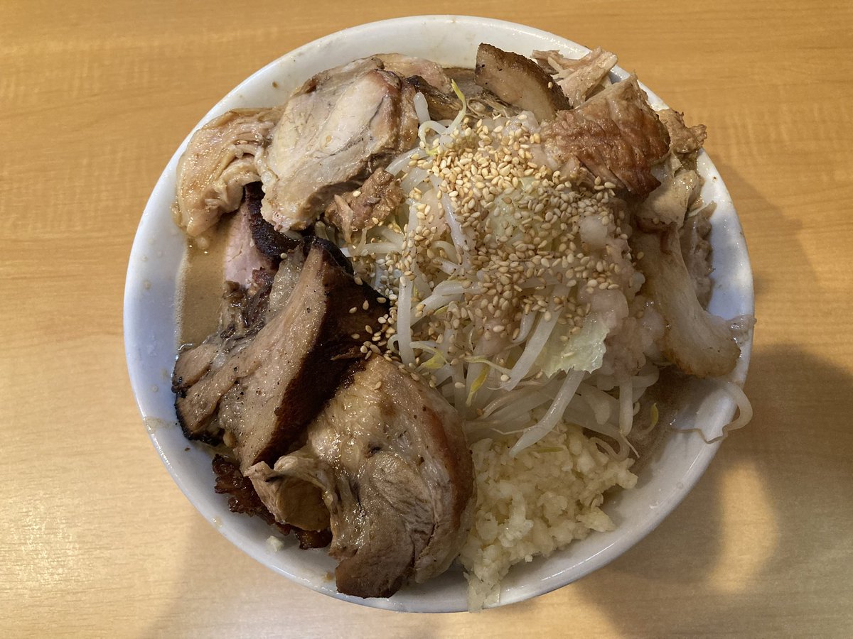 ramen_shika_'s tweet photo. ラーメン池田屋福井店

10:31店着(開店11:00) 並び0人 11:09着丼

限定①塩ラーメン200g 1,350円
ニンニク
豚マシ3枚 600円

今日は、本日限定のこちらをチョイスして、マイルドで食べ易いスープに浸された神豚の肉塊を堪能してきました！
本日もご馳走様でした🙏 https://t.co/A4os0vNb55