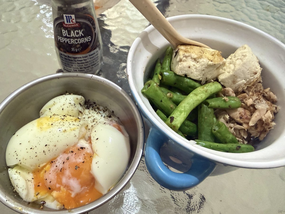 lusterapicts's tweet photo. makin’ breakfast lagi 281c 24gr+ protein 
should be 118c without egg but i need more filling so i dont binge after. 

its :
50gr shirataki ( cooked )
sunbell tuna springwater 37gr
greenbeans 41gr
tofu 32gr
+egg 111gr ( 2 egg ) https://t.co/V2SyNMl0nb