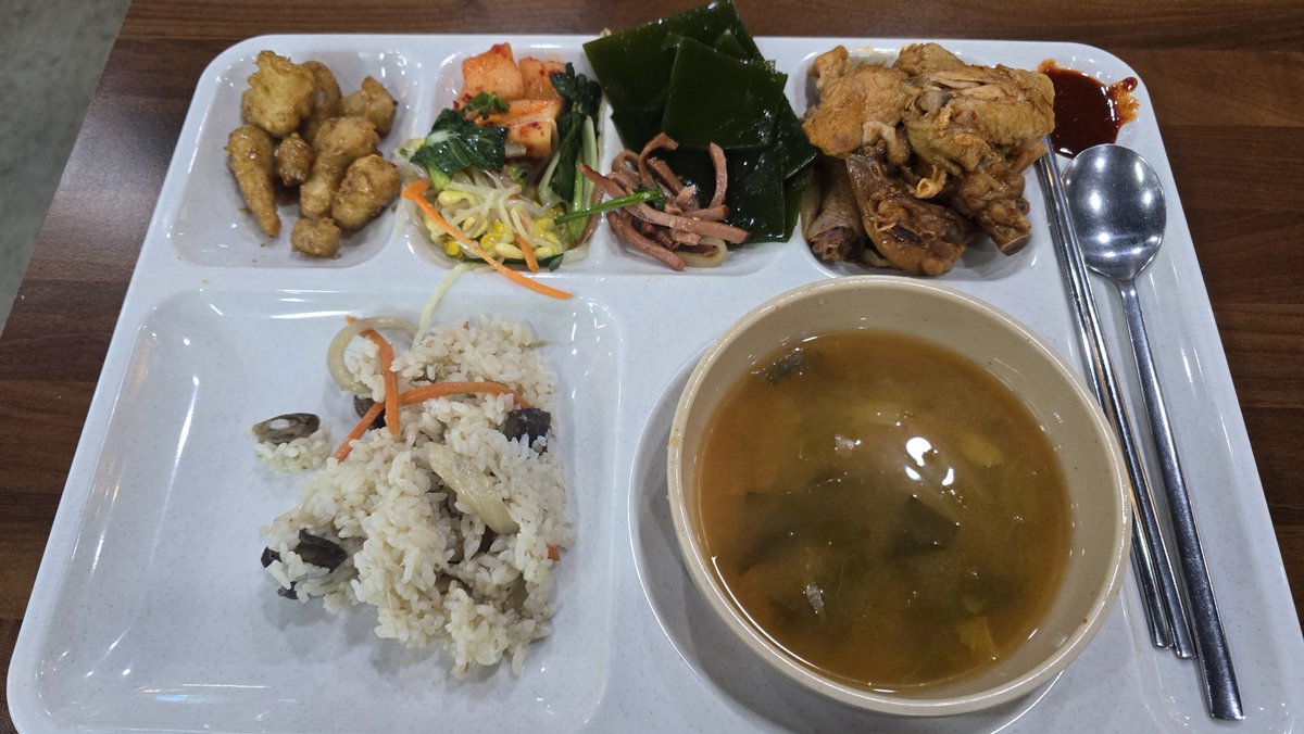 sozoogirl's tweet photo. 오늘도 구내식당 밥
남겼어요....
욕심껏 퍼오기는 잘하는데요.
내 먹을만큼 퍼오기가 안되네요.
손 크신분들 이런 구내식당에서도 많이 푸시죠?ㅋㅋ https://t.co/bo3FmGibKM