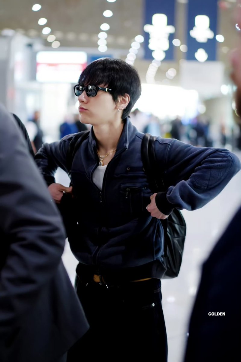 tatta1412's tweet photo. น่ารัก 🤏🏻                        เท่ๆกึงๆ 😎

TEN AT SAINT LAURENT SUMMER27   
#TENforYSLPFW27 
#SaintLaurentxTEN  #TEN https://t.co/8QMYUEZAAi