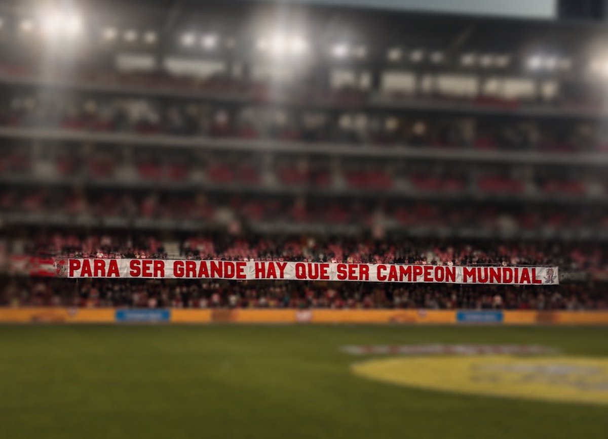 ElMasGrannde's tweet photo. Casualmente cuando comenzamos con nuestra campaña de para ser grande tenés que ser campeón del mundo, los hinchas de #edlp hicieron está bandera.

Si fue por nosotros agradecemos. 

Que le quede bien en claro a los tetradescendido sinaliento y a los sin barrio. https://t.co/d2h8qu5PyN