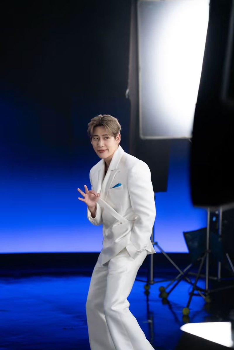 Amybam99's tweet photo. เสริฟทั้งความหล่อ ความน่ารัก ความเท่ห์ ความชิค ความมีระดับ ความสดใส 
ลุคส์ผู้บริหารระดับพันล้าน ลุคส์หนุ่มขี้เล่น โอ๊ย เลือกไม่ถูก เหมาหมด ดีทุกลุคส์ นี่แหล่ะ หล่อแบบที่ยังเป็นตัวเองแบบน้องแบม 🥰
#BoPureXxBamBam #BamBam https://t.co/wKOwVGfezV