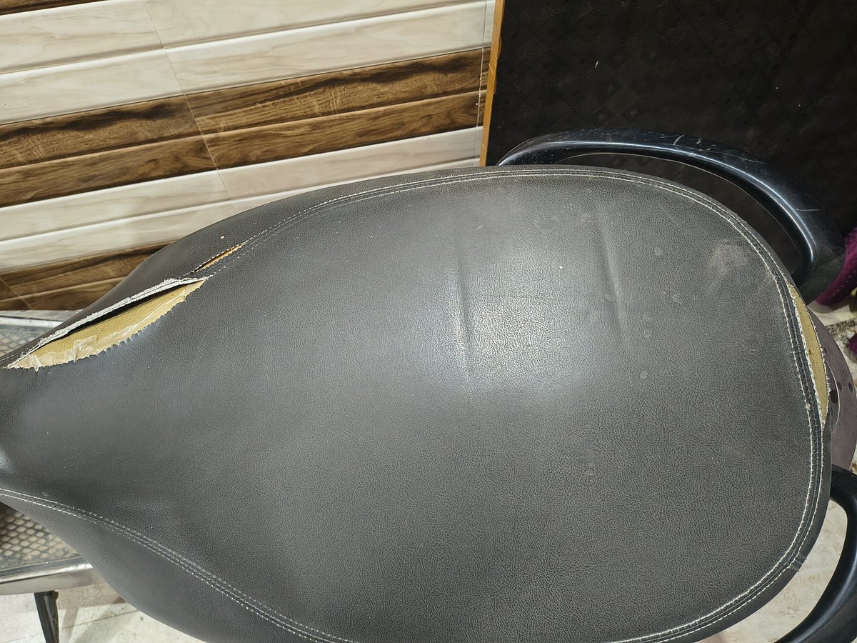 iamdevrana's tweet photo. Since 15th september I am trying to book a service due to issues in horn and torn seat. @OlaElectric @bhash your services are so pathetic that now I am ready to give away this scooter free https://t.co/2OMYVATCyj