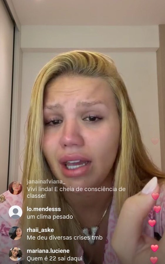 anittagolden's tweet photo. 🚨Vivi abriu uma live emocionada com receio da vitória do Flávio Bolsonaro nas eleições, e deixou seu posicionamento: 

“Não é porque eu tenho condições que eu sou uma acéfala, idiota. É uma situação desesperadora eu tenho muito medo do que vai acontecer. Eu voto não é por mim, é pelas pessoas. Quem quiser me dar untollow pode me dar, estamos no 13! Minha melhor amiga é trans maioria dos meus seguidores são gays e mulheres. Não é porque eu sempre tive o que comer que eu vou votar a favor de uma pessoa que não tá nem aí pra isso”.