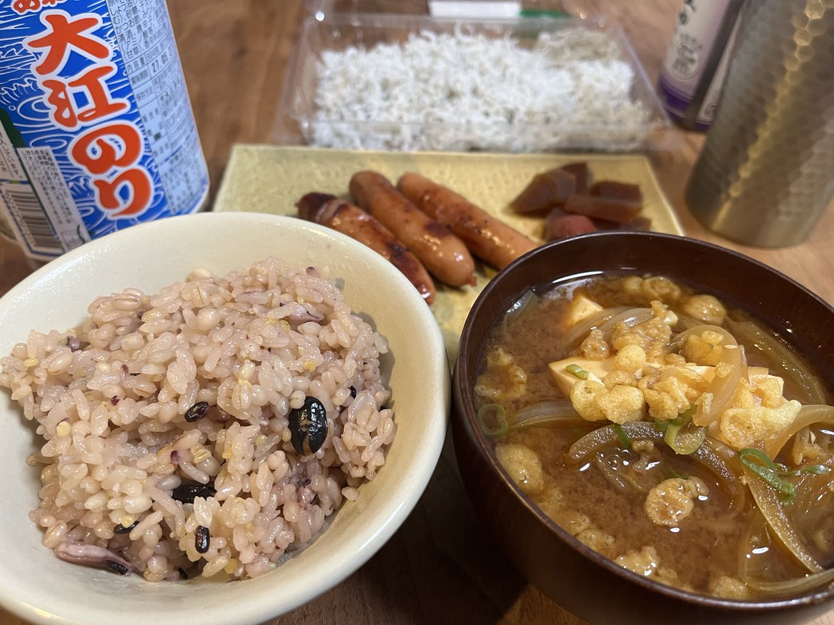 activeforest_X's tweet photo. 朝ごはんは、淡路島の名産尽くし😋
タコ飯を炊いてみました👍
#淡路島の玉ねぎ #タコ #しらす https://t.co/HZ7XReycyR