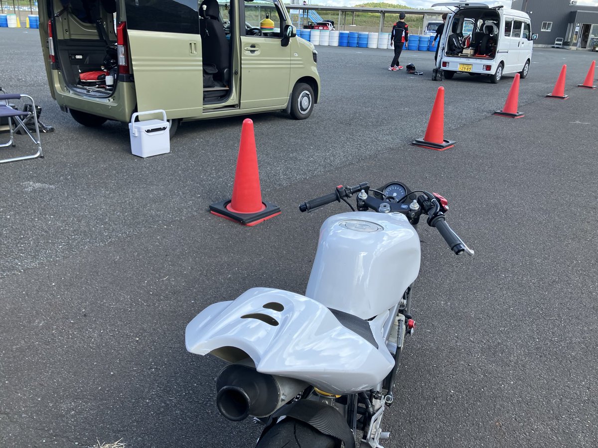 ARR_FUKUI's tweet photo. 仲間仲間♪😃
練習熱心なお二人

午前中いっぱい練習したとか。。😆

若いってイイね👍

オレの場合、練習というより、良い汗かきに来たという感じですがね。

なんでも良いんです！
楽しければ😉 https://t.co/CiCOaQM4X4
