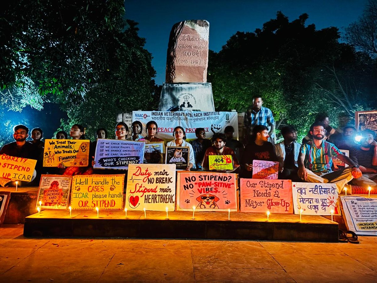 prerna_pal0812's tweet photo. IVRI UG छात्रों का विरोध प्रदर्शन जारी। मांग स्पष्ट है. ₹3,000 के 6 महीन े के मामूली इंटर्नशिप स्टाइपेंड को बढ़ाकर ₹25,000 प्रतिमाह और अवधि 12 महीन े की जाए। मेहनत का उचित मानदेय मिलना चाहिए।

#IVRIINTERNSTIPEND

@icarindia @sivraj_chauhan @ivri1889 @PMOIndia @CimmytMI https://t.co/hTFY7XHxQv