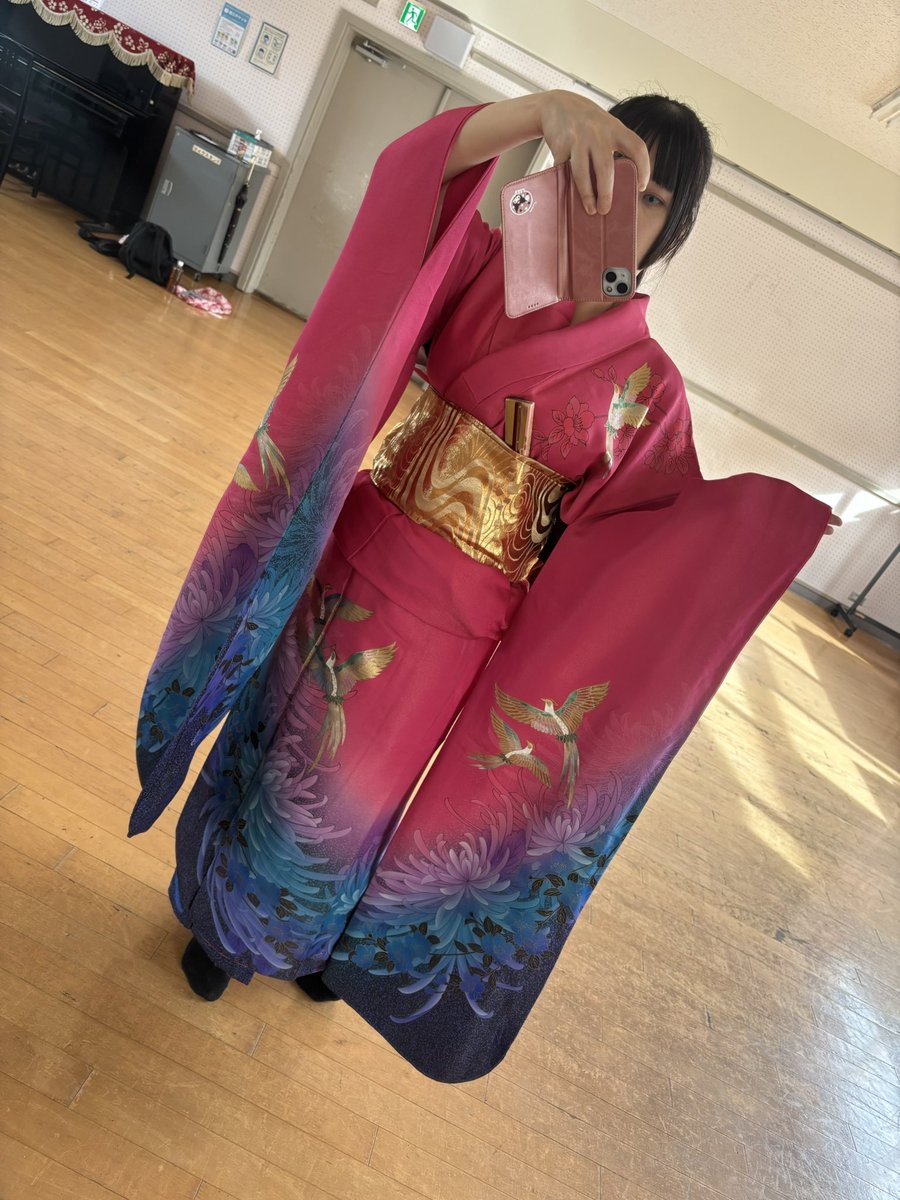 Chicka517's tweet photo. おはようございます☀
今日は案件はしごDAY。
がんばりますですᕦ(ò_óˇ)ᕤ

写真は鏡越しに自撮りしようとして「アレッ？この柄もしや繋がっている…！？」と気づいた瞬間のちかもとです。

※この後、伊達さんに「見て見て〜！」って見せに行きました（笑）そして昨日の写真に繋がる…ってワケ😏 https://t.co/zPO428tzCF