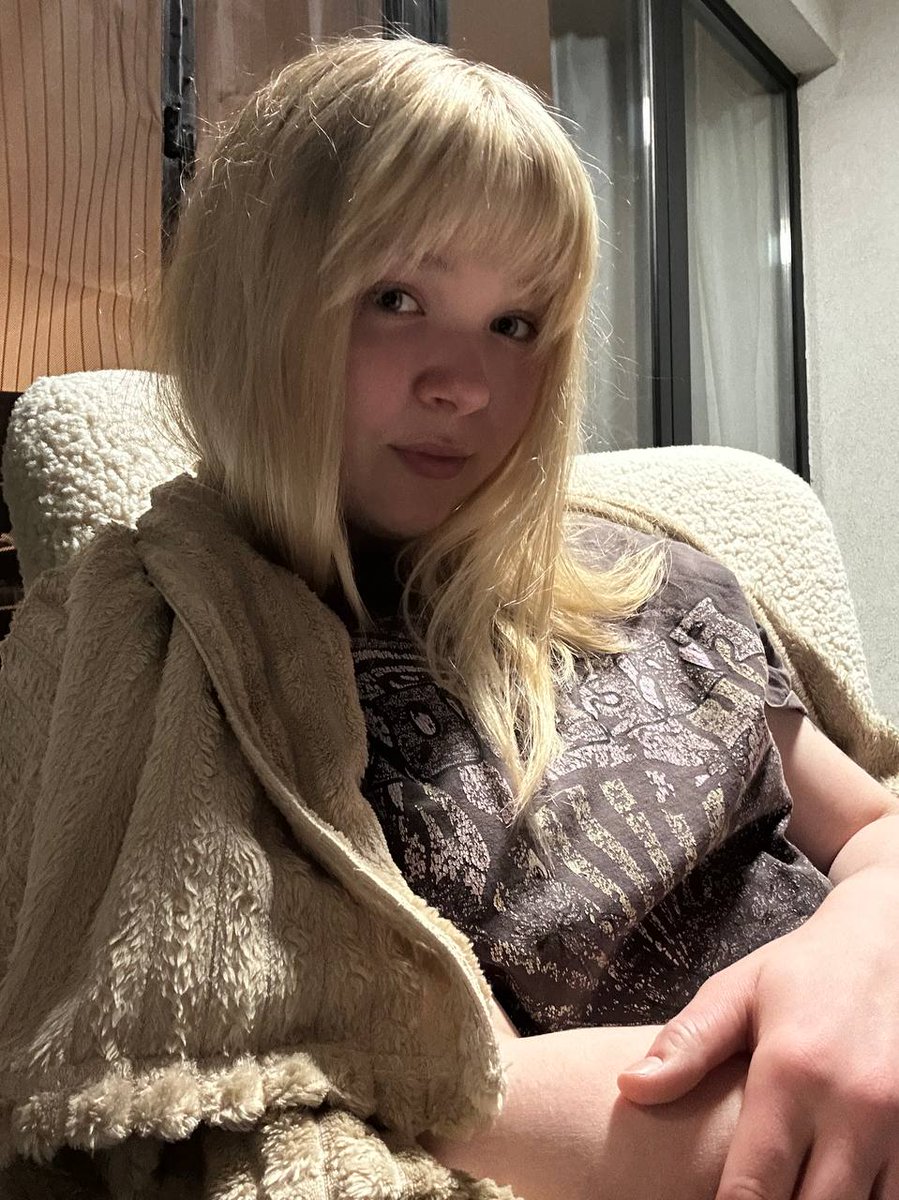 evi_lights's tweet photo. just a blondie girl in a blondie woooorld
Life in plastic, it's fantastic 🎵💅😅 https://t.co/UBpTEeHEZz