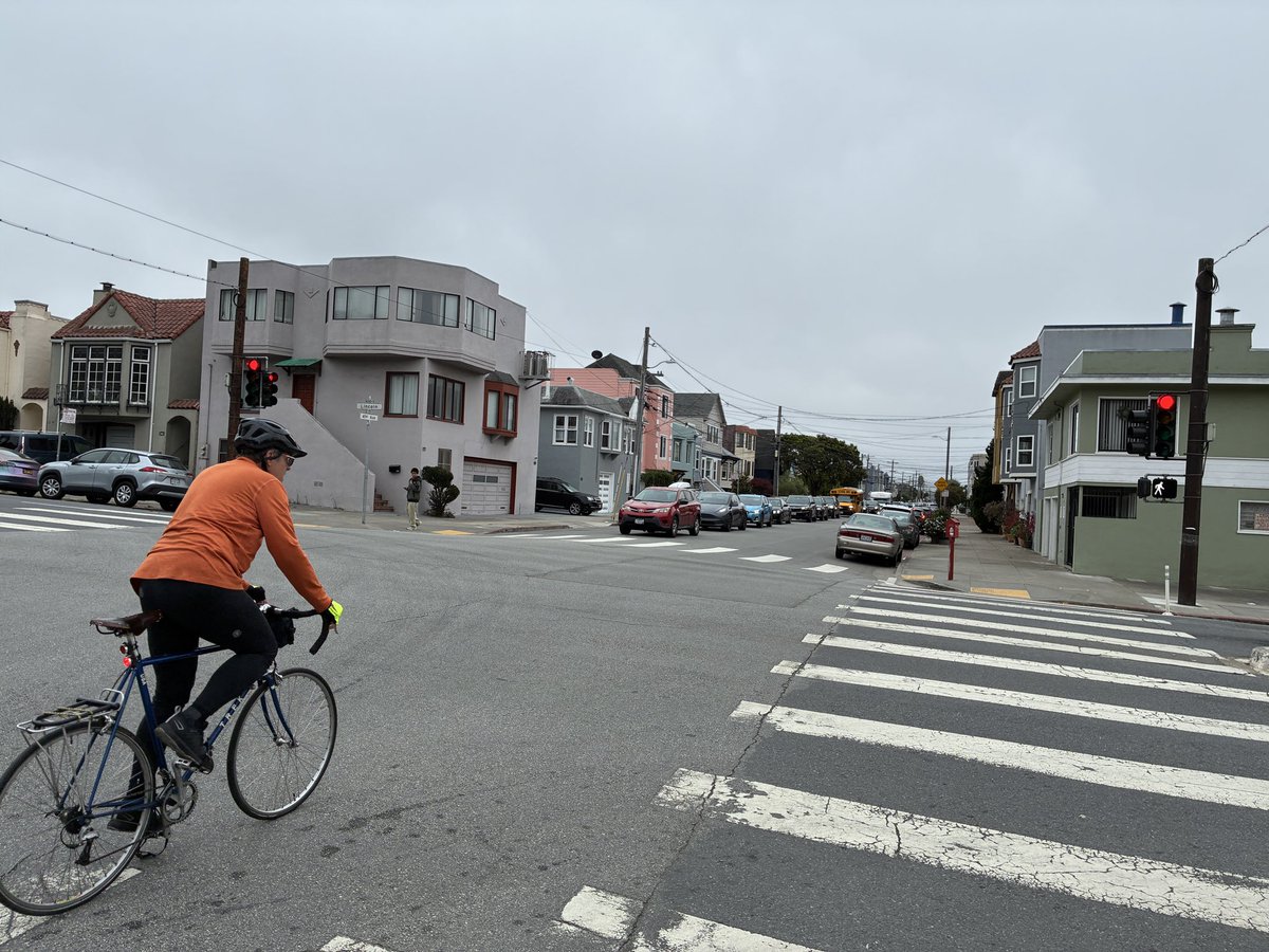 kylepalmerX's tweet photo. Around 9am the other day coming out of the park south on 41st. A little backup about 1 block heading north from Irving toward Lincoln. As someone who has done some of the worse commutes in the Bay Area and this is a nothing burger. https://t.co/HU3myznlRo