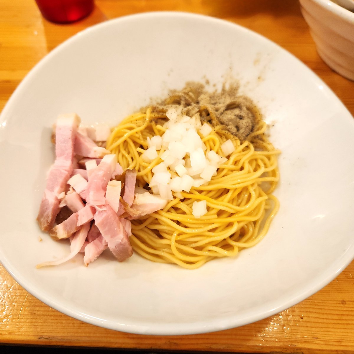 810_LUSH's tweet photo. 煮干らーめん 川むら@蕨
濃厚煮干らーめん(動物強)
鶏チャー・玉ねぎ
和え玉(ハーフ) https://t.co/LiHe7dg4yN