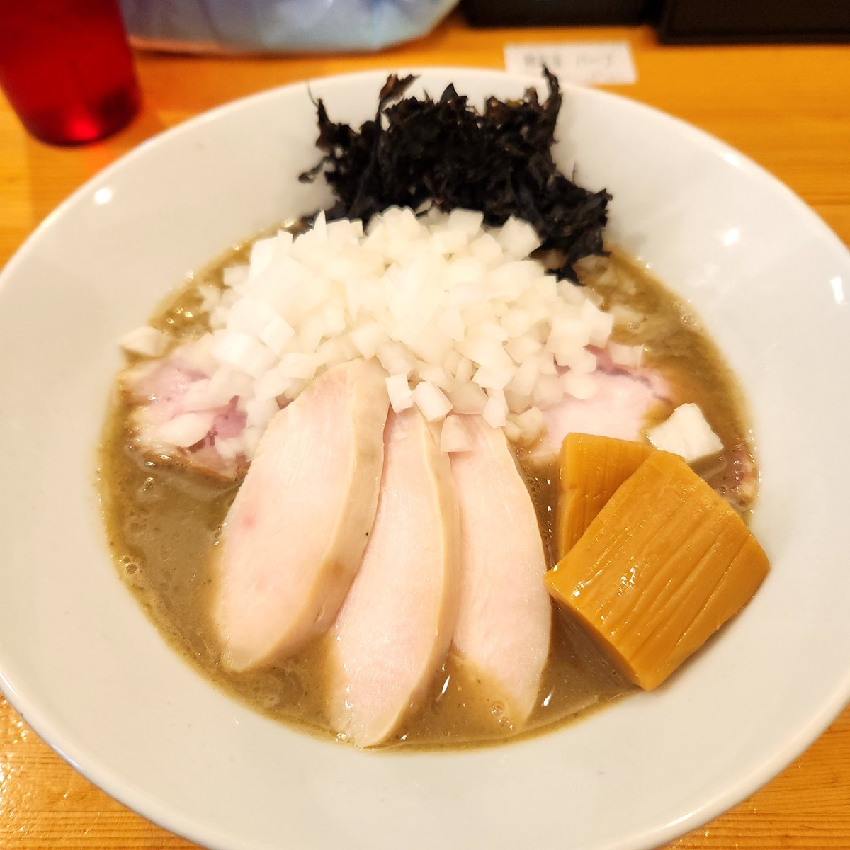 810_LUSH's tweet photo. 煮干らーめん 川むら@蕨
濃厚煮干らーめん(動物強)
鶏チャー・玉ねぎ
和え玉(ハーフ) https://t.co/LiHe7dg4yN