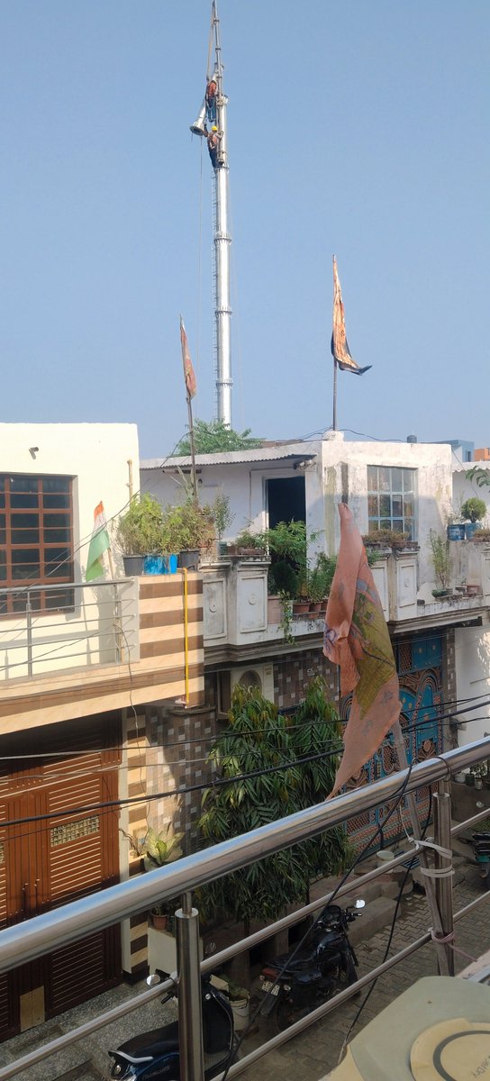 Suniel82's tweet photo. श्री @myogiadityanath जी, ये टावर हमारे घरों के बीचों बीच बनाया जा रहा हे, IRGS, DM office, Police, सब जगह शिकायत की लेकिन टावर वालो के ऊंचे रसूख के कारण कोई सुनवाई नही हुई, आप ही बताए हम अपने परिवार को लेकर कहाँ जाये, टावर से l में निकलने वाली विकिरण से बचने के लिए @dm_ghaziabad https://t.co/65rL5SlJh9
