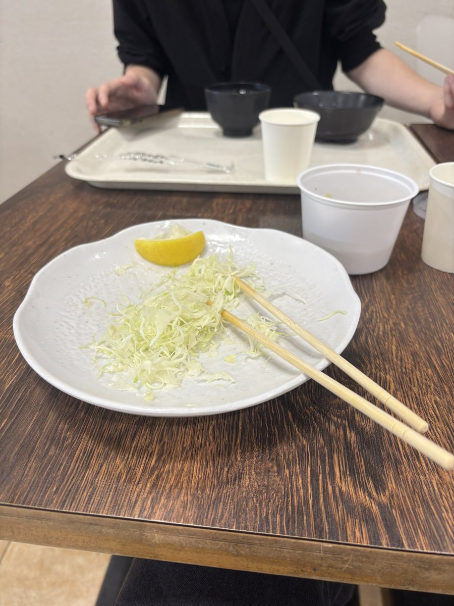 nice_hydra's tweet photo. 昨日も今日も、唐揚げ定食頼むなり生野菜だけ残すからうさぎになった気分じゃい https://t.co/gKoesuI4Zx