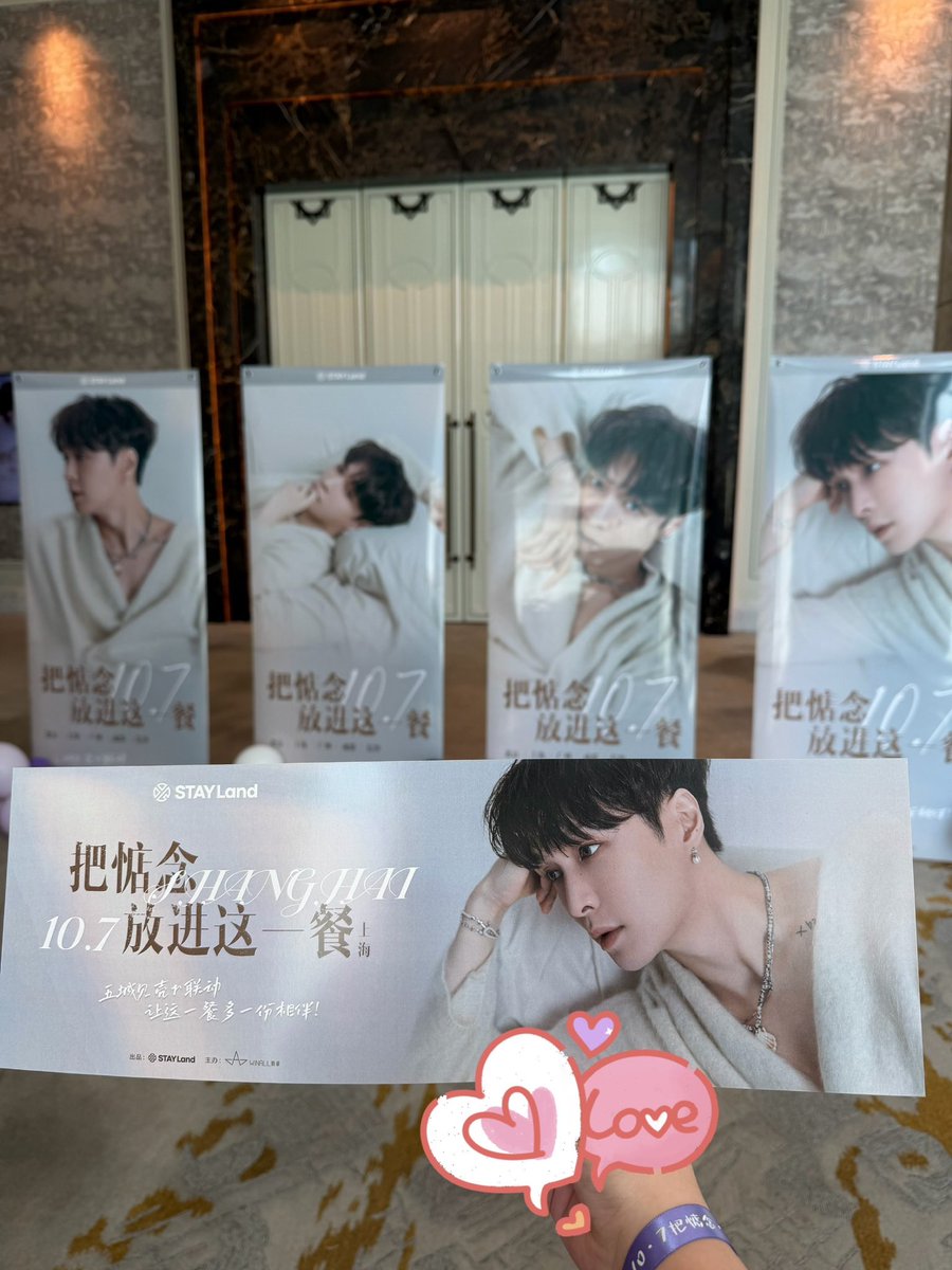 YuXING1012's tweet photo. On #YIXING’s 35th birthday, he held birthday dinners in five cities, Beijing, Shanghai, Guangzhou, Changsha and Chengdu, inviting Beikers to join him for a dinner meal 💜💜💜🥹🥹🥹

#YIXING personally selected the menus, choosing dishes that represented the local specialities of different cities so that Beikers could taste flavours from different parts of China while sharing in his joy.
1. Changsha: Roast Goose — a Guangzhou speciality 2. Shanghai: Sichuan-style Mapo Silken Tofu — a Sichuan speciality 3. Guangzhou: Peking Duck — a Beijing speciality 4. Beijing: Shanghainese Braised Pork — a Shanghai speciality 5. Chengdu: Stir-fried Pork with Chilli — a Changsha speciality

#HappyLAYDay 
#HappyYixingDay 
#AlwaysWithLay
@layzhang