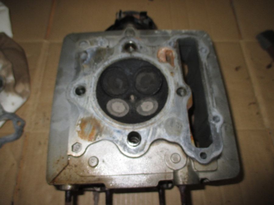 audiouno's tweet photo. ガスケットが錆びて赤い粉だらけ。
シリンダ内壁はきれいだがクロスハッチは見えない。
予想よりもカーボン溜まってない。
バルブEX側だけキツネ色で正常。
ボルトいずれも固着気味で体力の限界が近い。 https://t.co/GyGDJ40zje