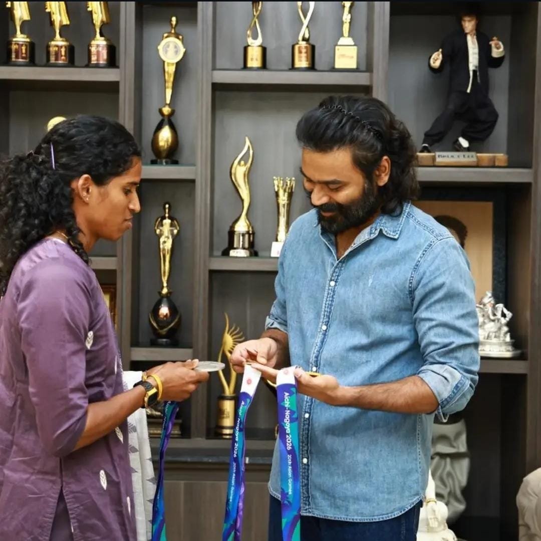 kalakkalcinema's tweet photo. "‘ஆசிய விளையாட்டு வீராங்கனைக்கு தனுஷ் கௌரவம்!’: பதக்கங்கள் வென்ற வித்யா ராம்ராஜை நேரில் அழைத்து வாழ்த்து!"
#VidyaRamraj #Dhanush #Kalakkalcinema https://t.co/IAG4vnI90G