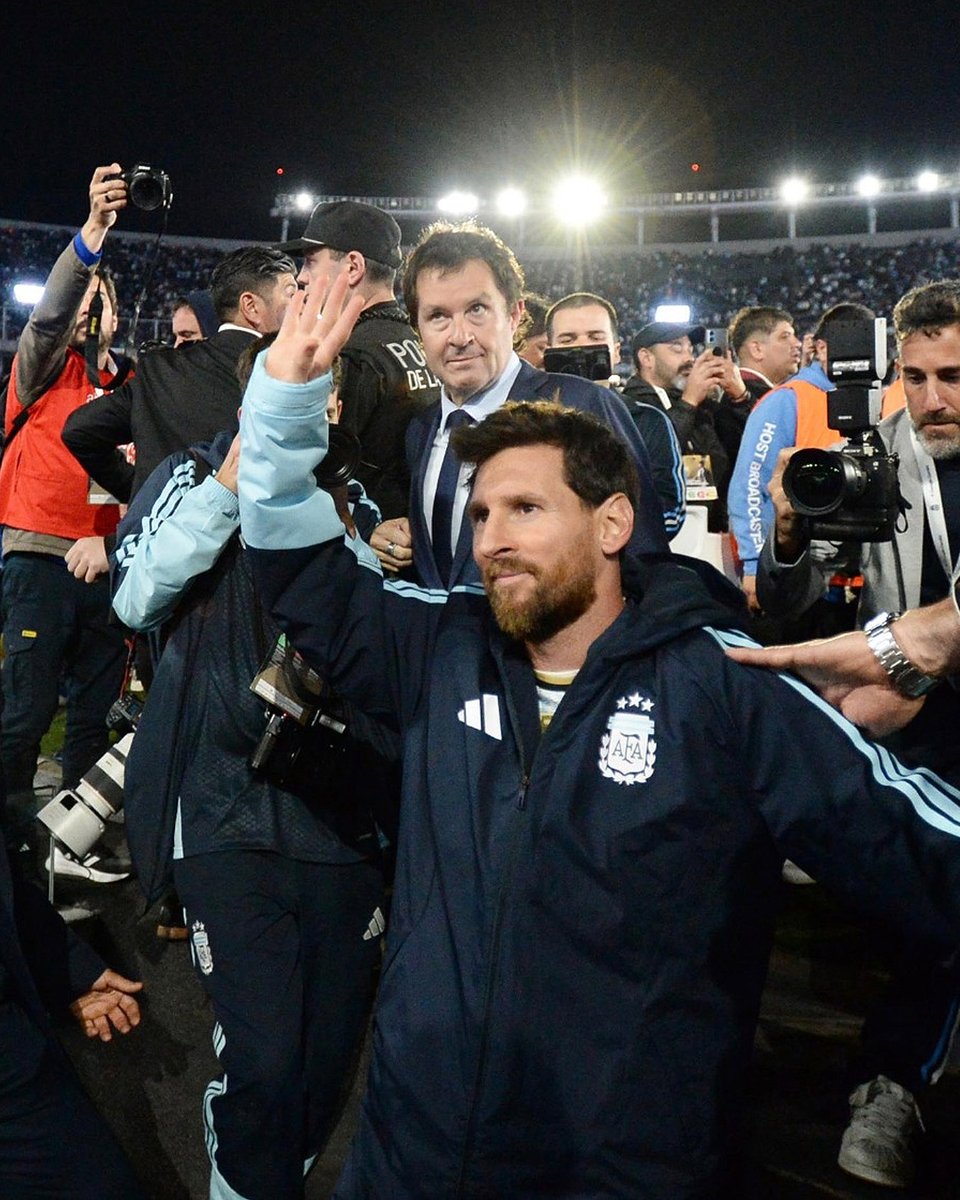 Argentina's tweet photo. #AD10S 🐐

👋 El saludo que hace latir nuestros corazones ❤️ https://t.co/7sTdUjvQ58