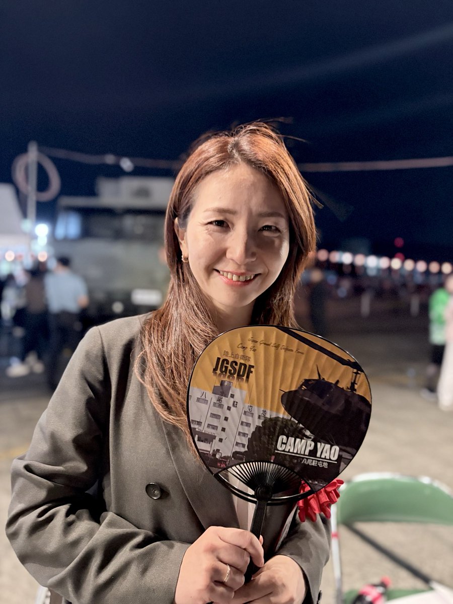 chisato_miyade's tweet photo. 昨日は柏原市の山口議員と共に、陸上自衛隊 八尾駐屯地 河内音頭・花火大会に参加させていただきました！

自衛隊の皆さまへの感謝の気持ちを込めてご挨拶させていただきました。

昨年も参加させていただきましたが、
間近で見る花火は本当に綺麗で、今年も格別でした🎆

実行委員の皆様、地域の皆様
最後まで警護してくださったSPの皆様、ありがとうございました🙏

#陸上自衛隊
#宮出ちさと