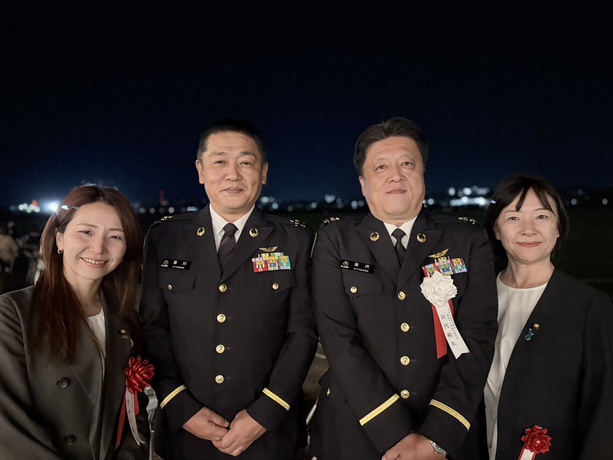 chisato_miyade's tweet photo. 昨日は柏原市の山口議員と共に、陸上自衛隊 八尾駐屯地 河内音頭・花火大会に参加させていただきました！

自衛隊の皆さまへの感謝の気持ちを込めてご挨拶させていただきました。

昨年も参加させていただきましたが、
間近で見る花火は本当に綺麗で、今年も格別でした🎆

実行委員の皆様、地域の皆様
最後まで警護してくださったSPの皆様、ありがとうございました🙏

#陸上自衛隊
#宮出ちさと