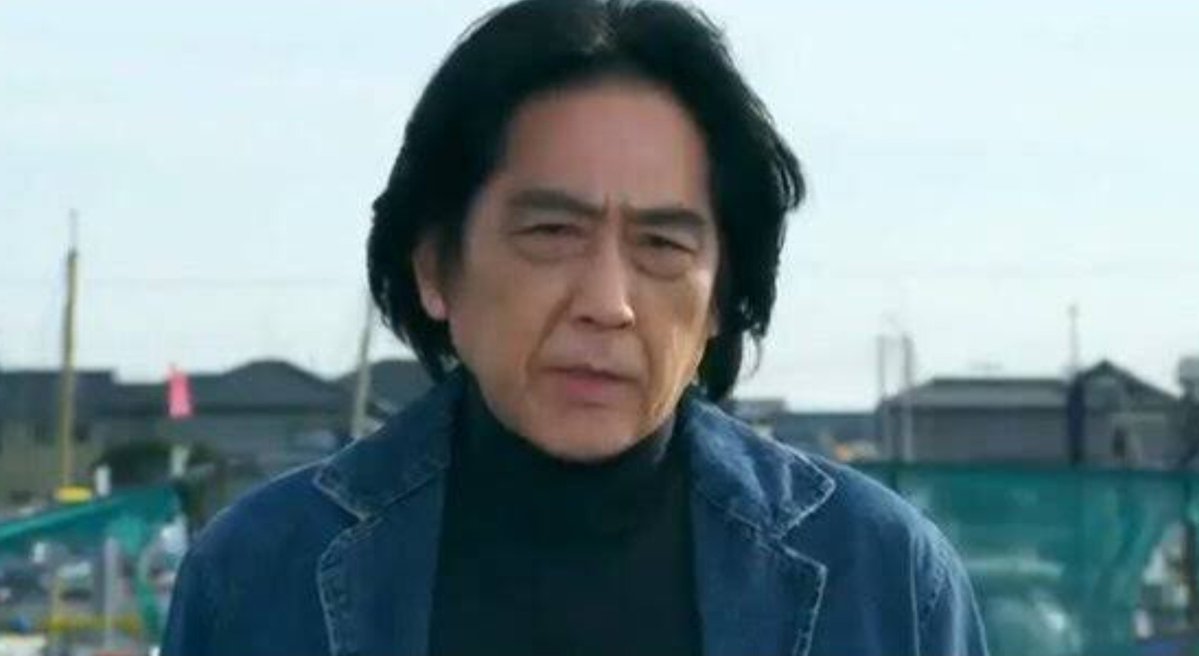 gelogelo_bomit's tweet photo. 昨日バイトの面接で、また馬鹿みたいに働かされちゃあしょうがないと思って恐る恐る趣味の欄に[音楽制作]って書いたら

面接官「音楽、作られるんですか？」
👾👾「ｱｯﾊｲ...いちおライブとかもしてて...もしかするとちょくちょく休むかもです」
面接官「へぇ〜...僕も作るんですよ」

で今コレ https://t.co/W4NarwurSN