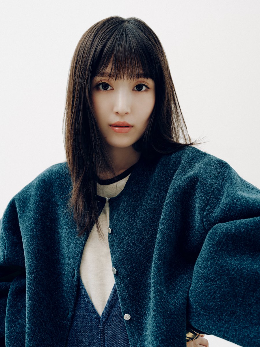LEPSIM's tweet photo. 福本莉子さんが着る、LEPSIMの新シリーズ「MOUL（ムール）」
モール素材のような優しく包み込む着心地と、光の加減で表情を変える上品な光沢感が魅力。
デニムやニットの旬なレイヤードスタイルを、福本さんが魅力たっぷりに着こなしてくれました✨
https://t.co/84RDTkCOgt
#LEPSIM #レプシィム #福本莉子