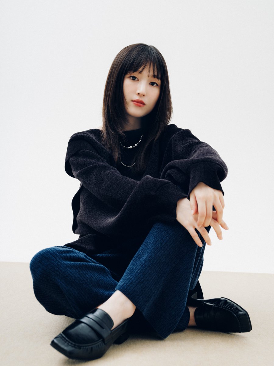 LEPSIM's tweet photo. 福本莉子さんが着る、LEPSIMの新シリーズ「MOUL（ムール）」
モール素材のような優しく包み込む着心地と、光の加減で表情を変える上品な光沢感が魅力。
デニムやニットの旬なレイヤードスタイルを、福本さんが魅力たっぷりに着こなしてくれました✨
https://t.co/84RDTkCOgt
#LEPSIM #レプシィム #福本莉子