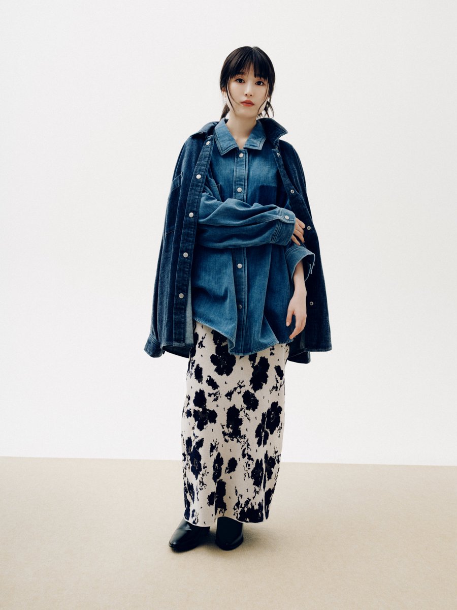 LEPSIM's tweet photo. 福本莉子さんが着る、LEPSIMの新シリーズ「MOUL（ムール）」
モール素材のような優しく包み込む着心地と、光の加減で表情を変える上品な光沢感が魅力。
デニムやニットの旬なレイヤードスタイルを、福本さんが魅力たっぷりに着こなしてくれました✨
https://t.co/84RDTkCOgt
#LEPSIM #レプシィム #福本莉子