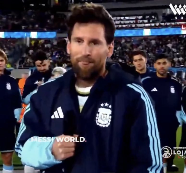 RealGOA7's tweet photo. Se retiró con la peor aura posible, barbudo y de pelo largo, contra un Benin, marcando solo un penal y fiel a su estilo: sin demostrar empatía con sus rivales; africanos que solo querían una selfie con su ídolo.

Un pseudo líder, un emblema de barro, una construcción mediática 💀 https://t.co/4ZxyKKp1Lj