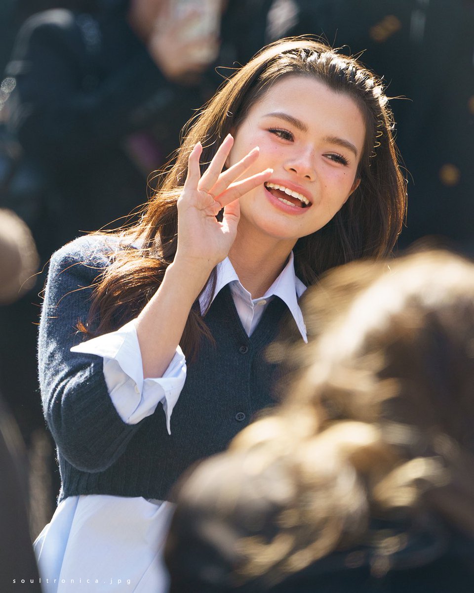 beckyfanclub05's tweet photo. แสงแดดที่ปารีสยังต้องพ่ายแพ้ให้กับรอยยิ้มอันสดใสเจิดจ้าของน้องเบคกี้ ☀️💘✨

📸 soultronica.jpg

@MIUMIUofficial @AngelssBecky

#MiuMiuSS27xBecky
#MiuMiuPFWxBecky
#beckysangels #BeckyArmstrong
#MiuMiuSS27 #MiuMiu #ParisFashionWeek https://t.co/raimEP1fVF