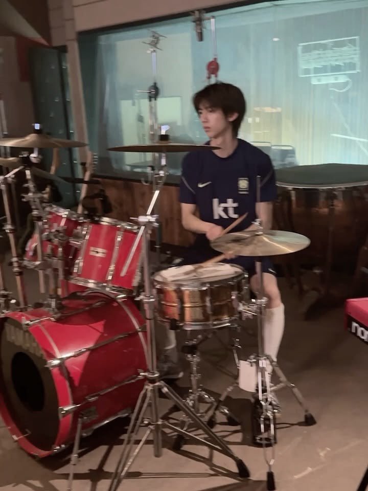 jjucider's tweet photo. juhoon with music🎵 https://t.co/nHkCa3FrAq