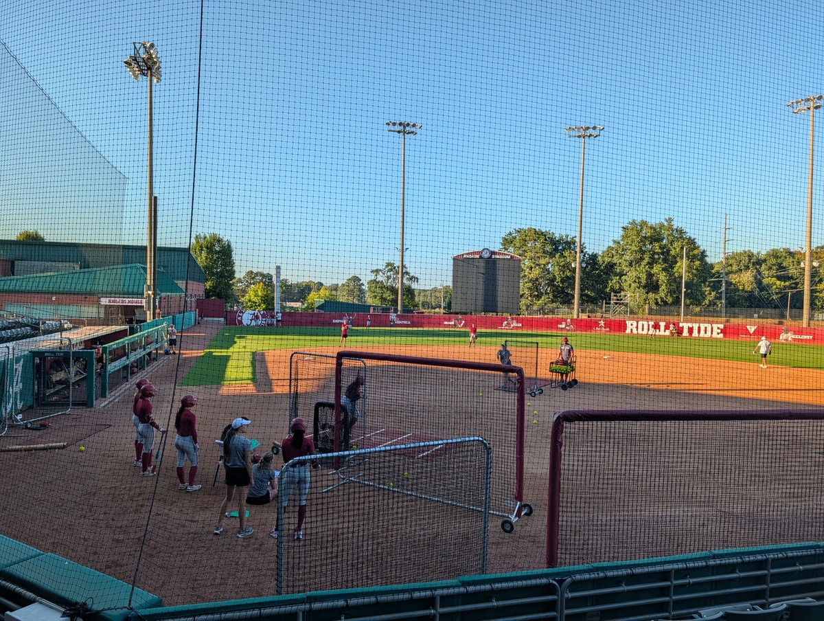 bamasbwalkoff's tweet photo. A great afternoon with the BAMA Softball Walk-Off Club! Members watched practice, enjoyed BBQ, met #Team31 and heard from the coaching staff.

See all of the photos: https://t.co/tvjB9swjko

#memberpicnic #bamasb #team31 https://t.co/oXZlxZhGJ0