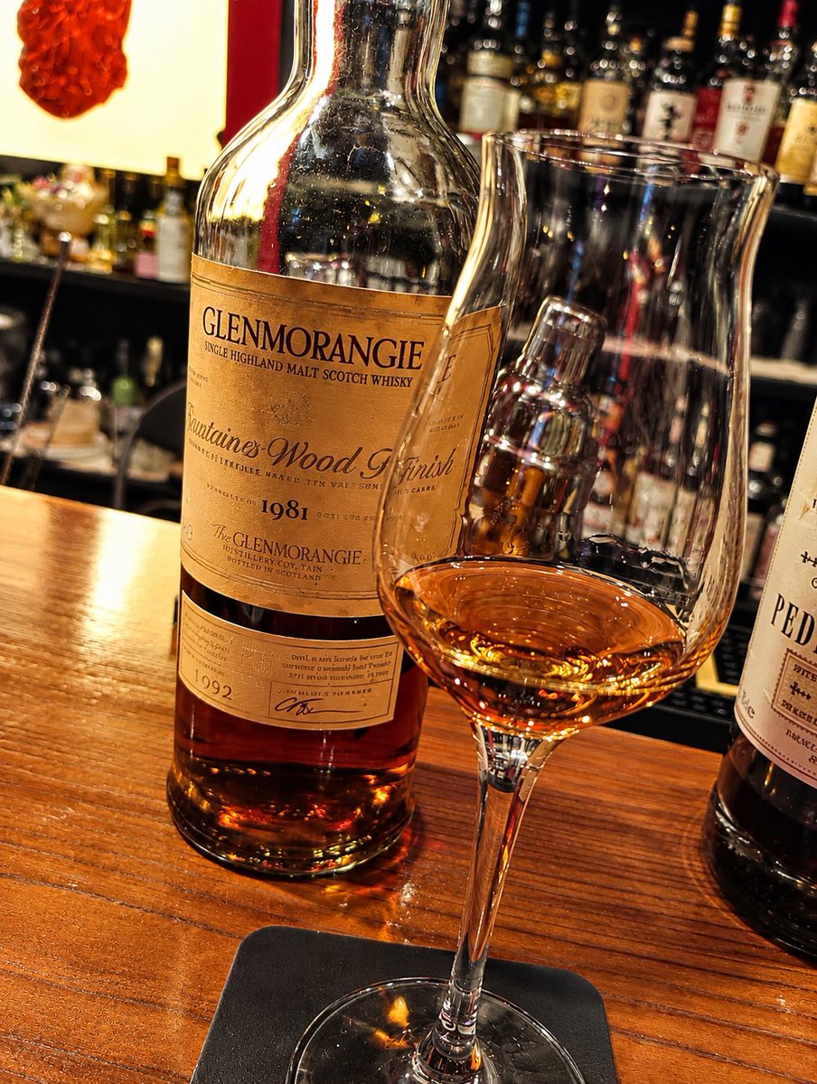 Bessiyonne's tweet photo. Glenmorangie 1981-2002 Sauternes Wood Finish

シャトー・ディケム樽と聞いて驚きで！ネクタドールの前身かな？今も構成同じなのかな🤔
希少なソーテルヌと謳ってる当たり妄想が膨らみます笑

エレガントなブドウ感と蜂蜜の甘さが素晴らしい🤩

詳細はリンクからどうぞ🔽
https://t.co/1DVmnQSF1S https://t.co/ncOwbmk2wF