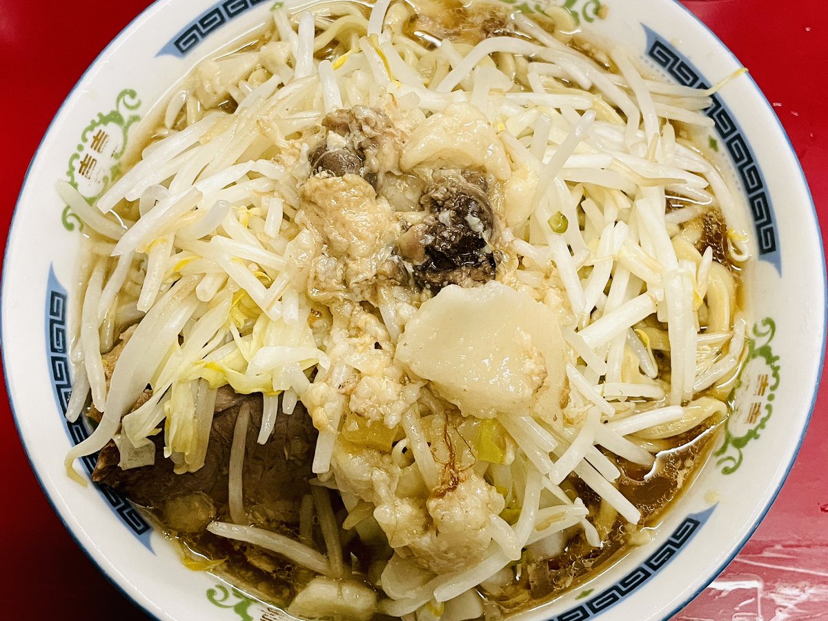 oishiidesyo's tweet photo. ラーメン二郎 目黒店
大ラーメン(ヤサイコラコラ)

いつだって、この硬麺を求めてしまう。
キレッキレの非乳化スープが美味しすぎて、思わず完飲。7分。 https://t.co/gzX80GFbze