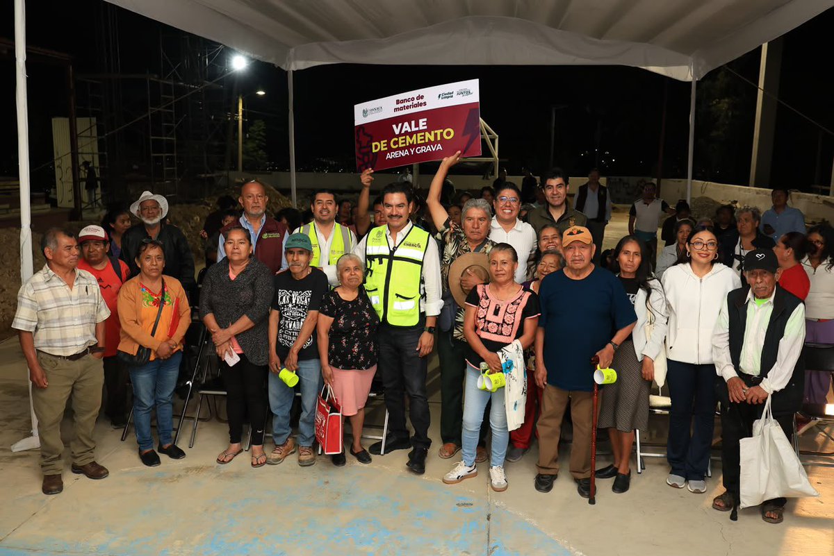 raychagoya's tweet photo. 🧱🤝 ¡Cuando sumamos esfuerzos, nuestra capital se transforma!

En el Sector 5 de Lomas de San Jacinto entregamos apoyos del Banco de Materiales para seguir mejorando nuestro entorno junto a vecinas y vecinos.

Cada entrega respalda las ganas de quienes se organizan y trabajan por su colonia. ¡Cuentan conmigo para seguir construyendo una mejor Oaxaca de Juárez!