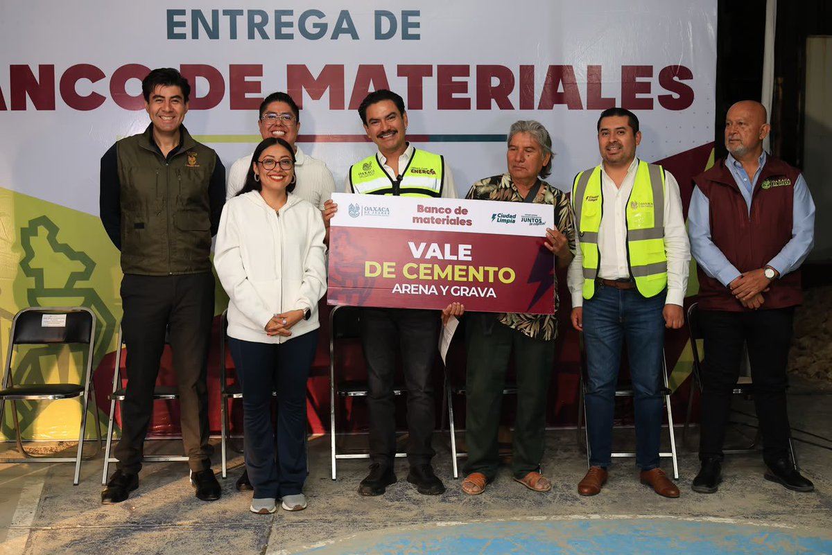 raychagoya's tweet photo. 🧱🤝 ¡Cuando sumamos esfuerzos, nuestra capital se transforma!

En el Sector 5 de Lomas de San Jacinto entregamos apoyos del Banco de Materiales para seguir mejorando nuestro entorno junto a vecinas y vecinos.

Cada entrega respalda las ganas de quienes se organizan y trabajan por su colonia. ¡Cuentan conmigo para seguir construyendo una mejor Oaxaca de Juárez!