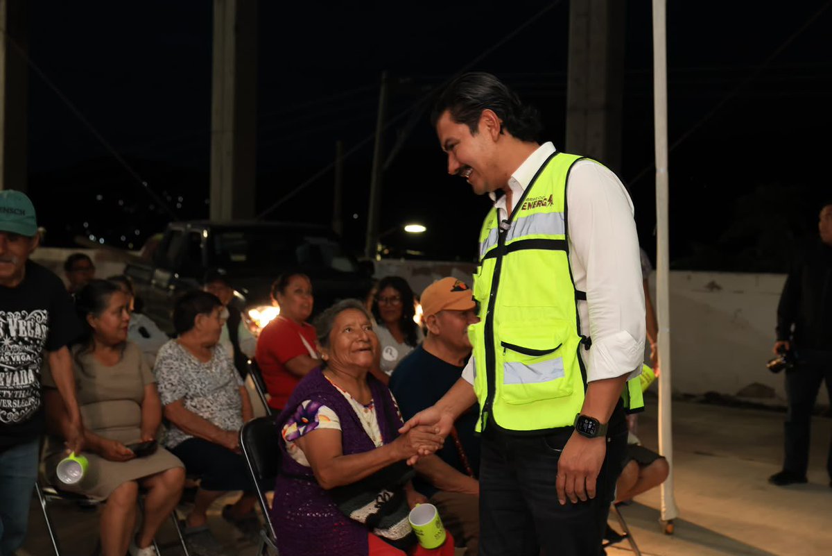raychagoya's tweet photo. 🧱🤝 ¡Cuando sumamos esfuerzos, nuestra capital se transforma!

En el Sector 5 de Lomas de San Jacinto entregamos apoyos del Banco de Materiales para seguir mejorando nuestro entorno junto a vecinas y vecinos.

Cada entrega respalda las ganas de quienes se organizan y trabajan por su colonia. ¡Cuentan conmigo para seguir construyendo una mejor Oaxaca de Juárez!