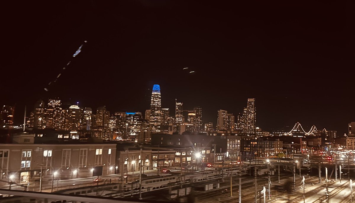 SKellyCEO's tweet photo. Just landed in San Francisco! ✈️🌅
Flying within the US? Based only on one flight, I'd try @Frontier airline. I paid just $138 from ATL. The flight landed early - sunset on the horizon was stunning. In SF, the city skyline never disappoints. https://t.co/qzr03aCjgG